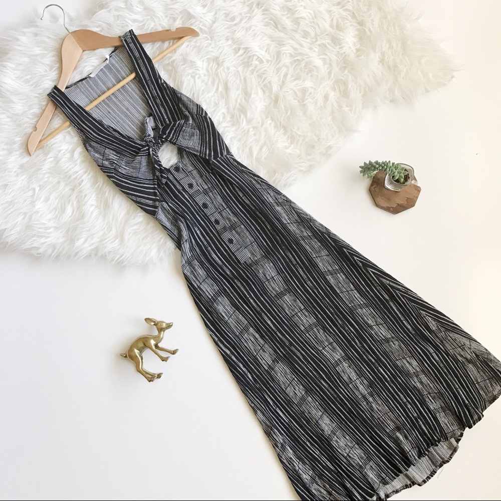 • LUSH Tie Front Midi Dress •